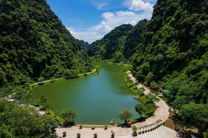Mùa thu Hà Nội: Khám phá những con phố ngập tràn hoa sữa